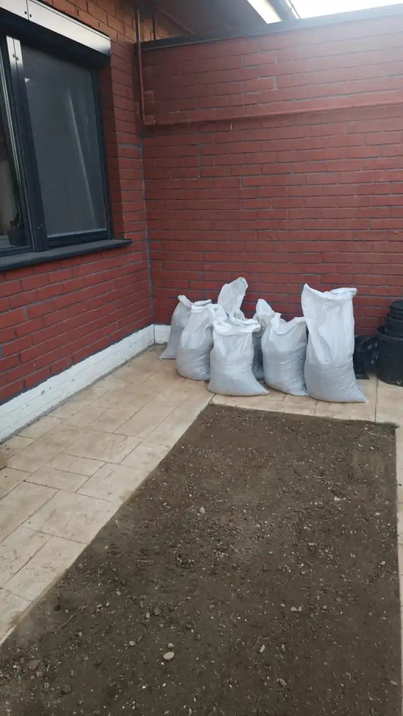 Spațiu comercial plin cu mobilier de birou și rafturi în Sector 1 - înainte