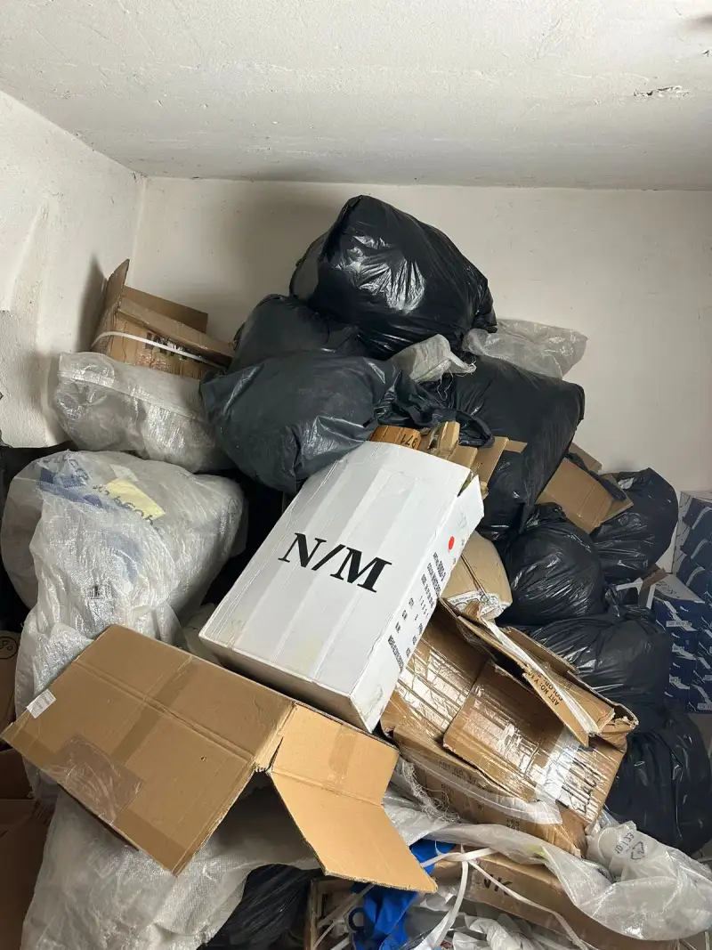 Bucătărie goală după evacuarea electrocasnicelor și a mobilierului vechi